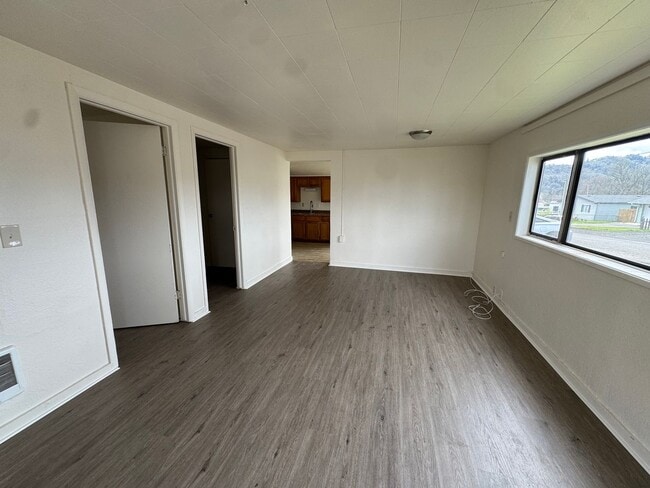 Building Photo - Small 2 bedroom 1 bath