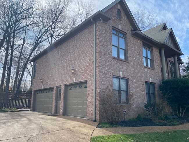 Building Photo - Coming Soon! Great home near the lake and ...