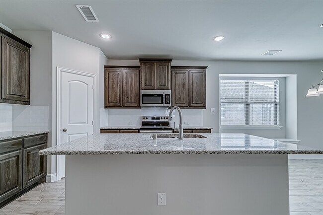 Building Photo - 327 Sweetspire Dr