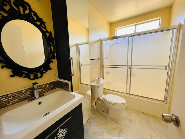 Building Photo - Coming soon! 3 bed, 2 Bath in centrally located community of Redlands