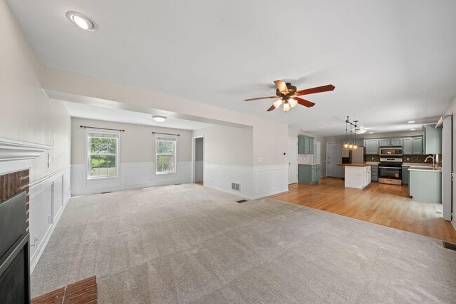 Building Photo - 406 Lakewood Dr