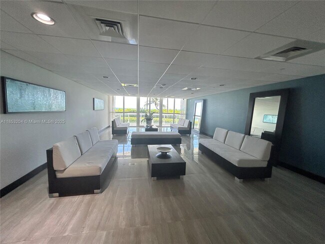 Building Photo - 16425 Collins Ave