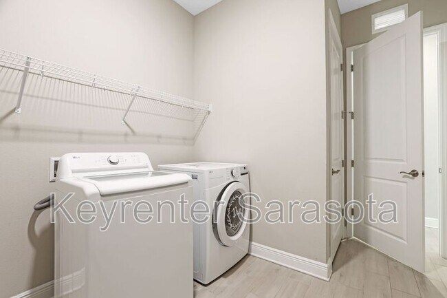 Building Photo - 6133 Lungo Lago Dr