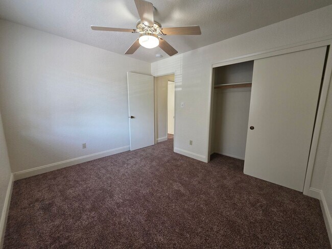 Building Photo - 3 bedroom condo w/2 car garage!