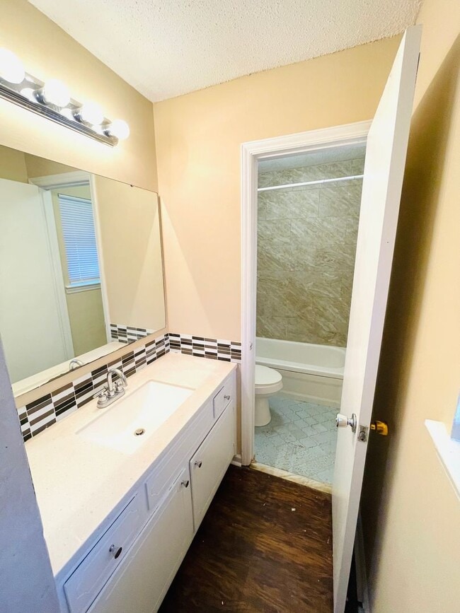 Building Photo - ** 3 Bed 2 Bath located off Wares Ferry road ** Call 334-366-9198 to schedule a self tour