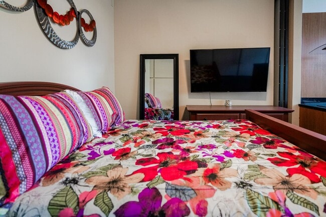 Building Photo - Fully Furnished 2-Level Condo for Traveling Nurses | 1,549 Sq Ft | Private Parking | Shared Living