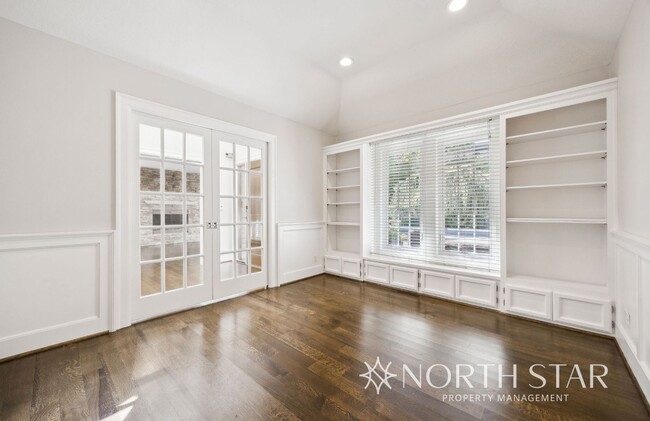Building Photo - Stunning Lake Oswego Home with Space for E...