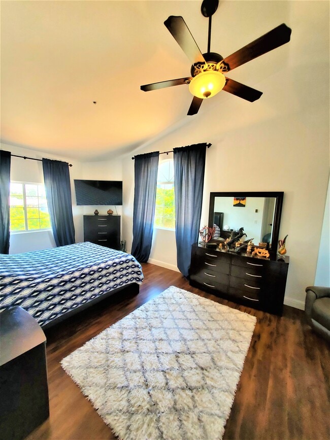 Master bedroom - 919 W Lewis St