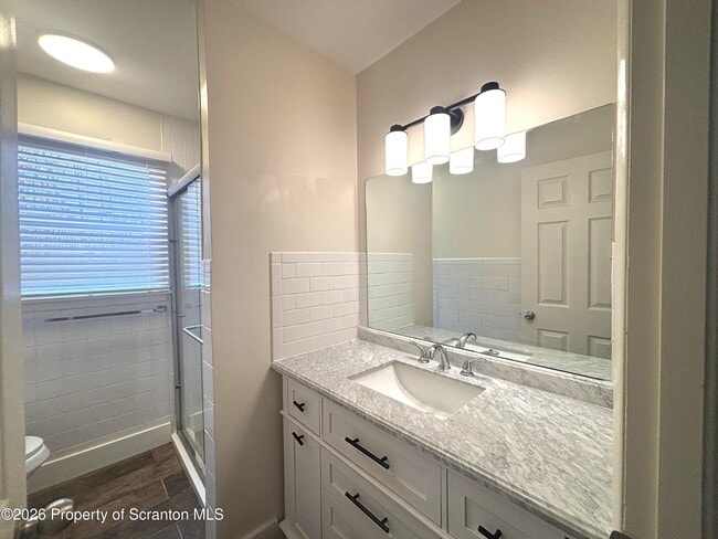 Building Photo - 15 Little St