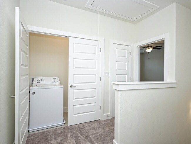 Building Photo - 415 Parkline Dr