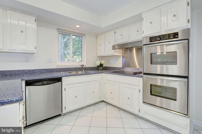 Building Photo - 8804 Falls Chapel Way