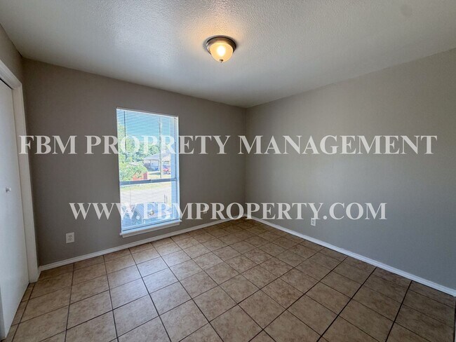 Building Photo - 1401 Old Bardwell Rd