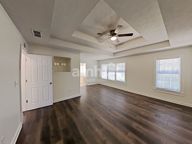 Building Photo - 3075 Kings Dr