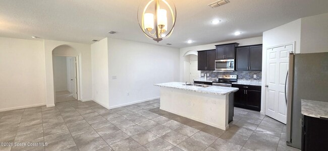 Building Photo - 242 Guinevere Dr SW