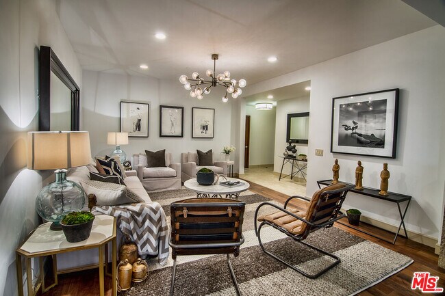 Building Photo - 447 N Doheny Dr