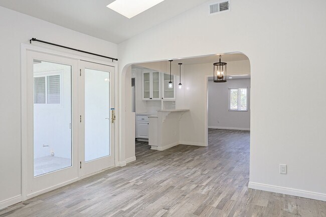 Building Photo - Spacious 5-Bedroom, 3-Bath Home – Convenie...