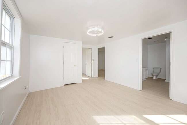 Building Photo - ADORABLE HOME FOR RENT