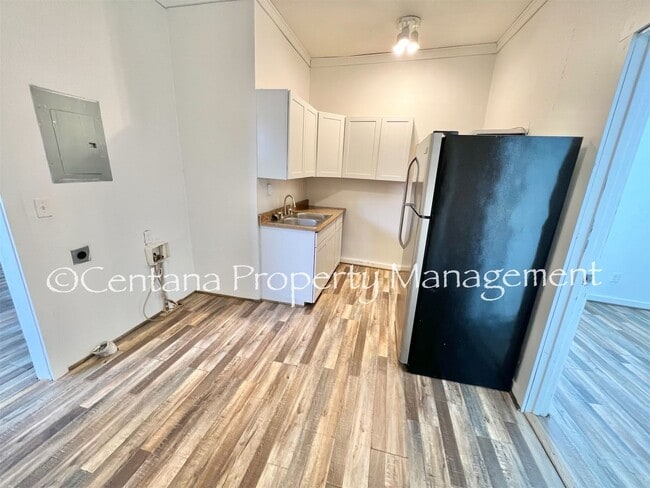 Building Photo - 2 bedroom on the main floor of a duplex on Main St!