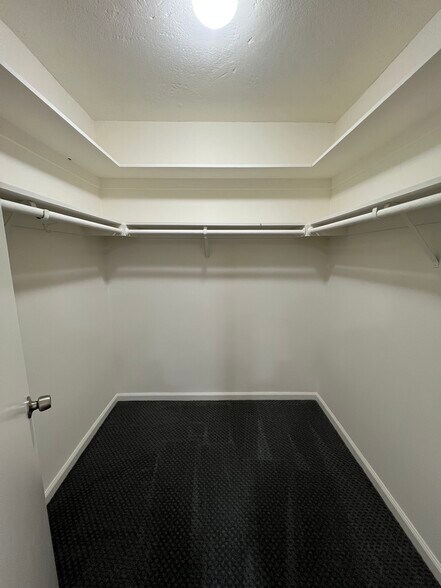 Building Photo - 10527 Palms Blvd