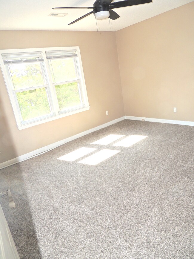 Building Photo - 5421 Thompson Cir