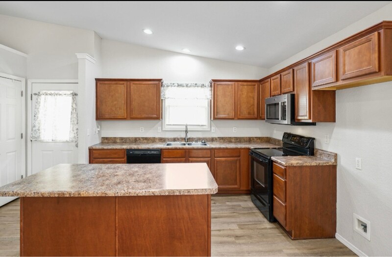Building Photo - 330 Eagle Dr