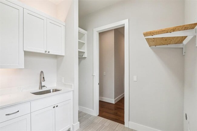 Building Photo - 2404 Sailboat Pass