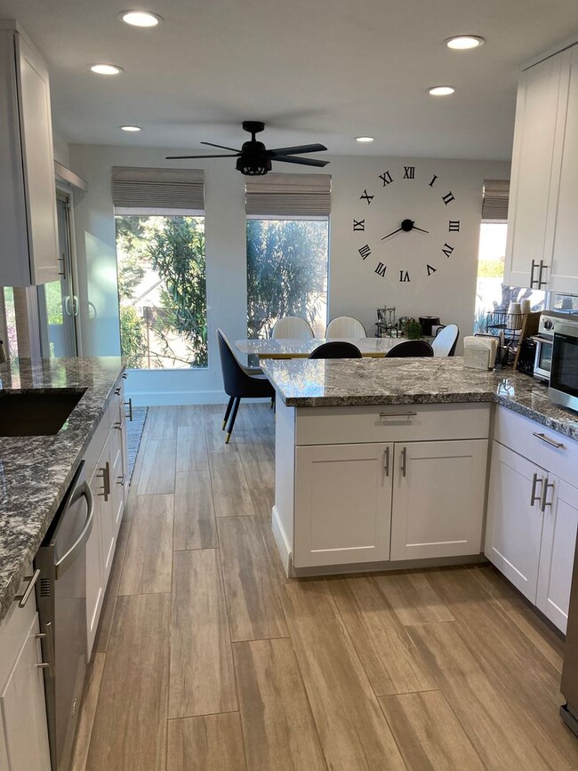Building Photo - Gorgeous, modern, remodeled, furnished ren...