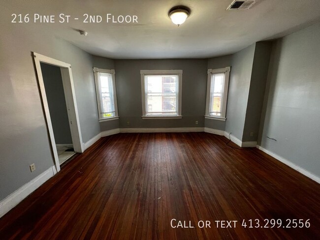 Building Photo - Large, Four Bedroom Unit Close To Food, Sh...