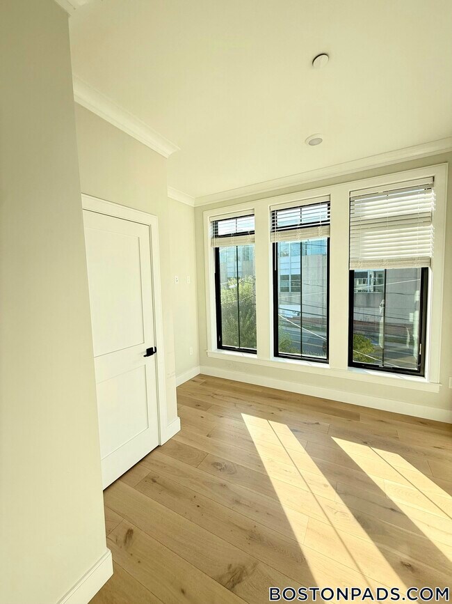 Building Photo - 157 Everett St