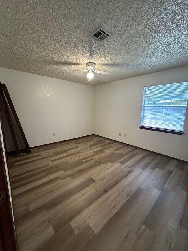 Building Photo - 2 Bedroom 1.5 Bath