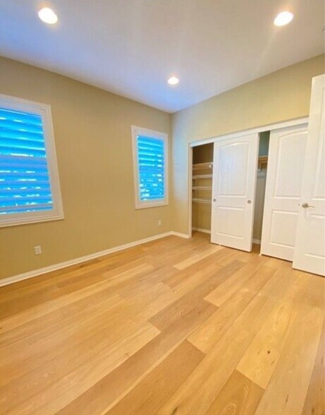 Building Photo - 12 Farra