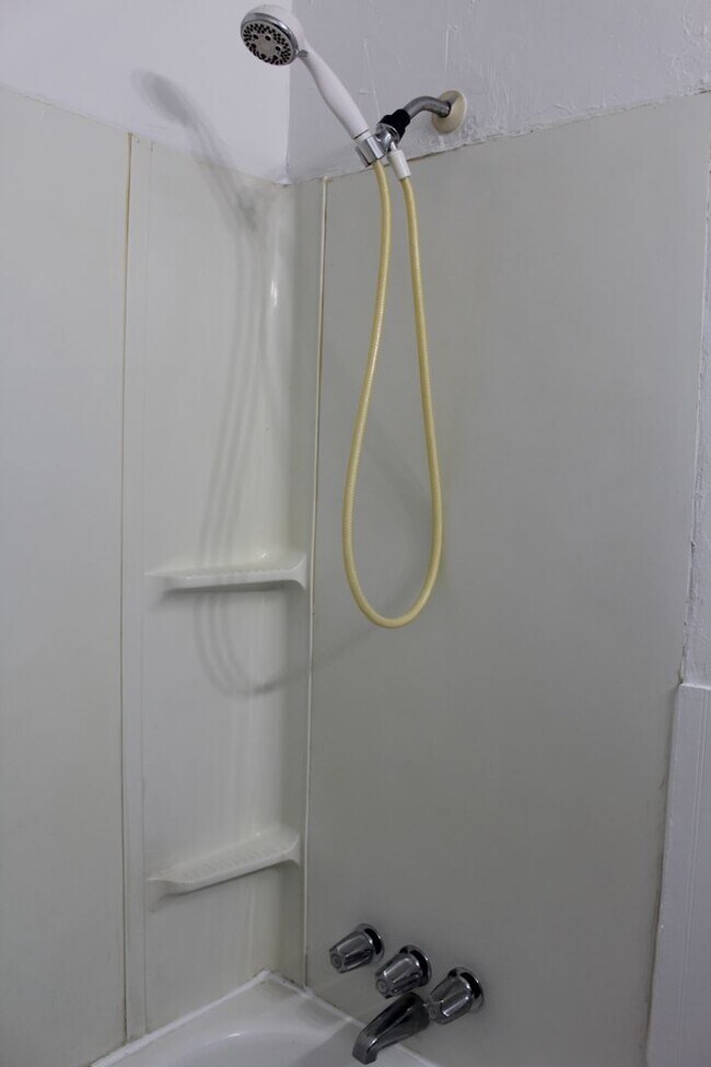 Building Photo - 3-4 Bedrooms! HOLIDAY MOVE IN- 1st MONTH FREE