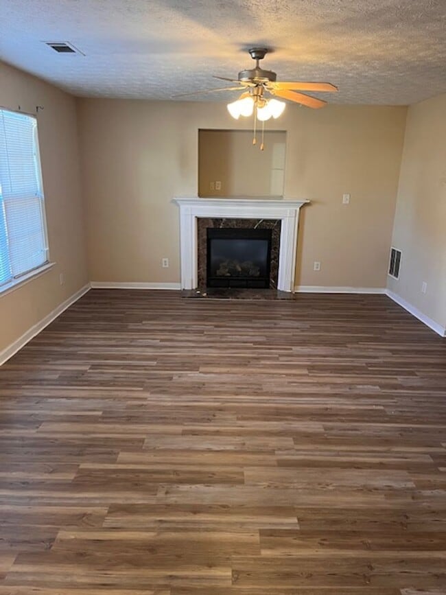 Building Photo - Home in Locust Grove