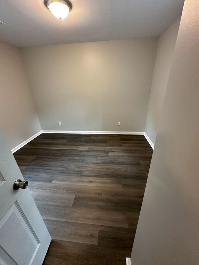 Building Photo - For Rent: Beautifully Renovated 2 Bed / 1 ...