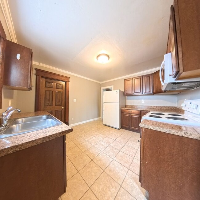 Building Photo - Spacious 5 bedroom 2 Bath Home