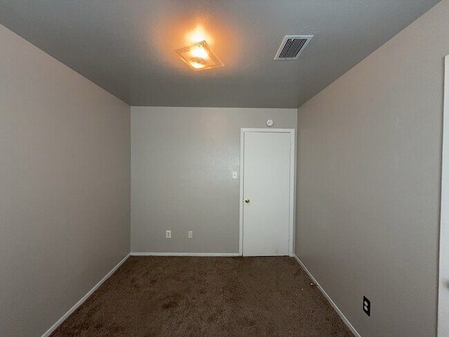 Building Photo - 603 Shelmar Dr