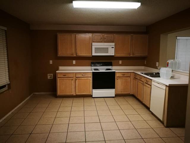 Building Photo - 2232 Maple Dr