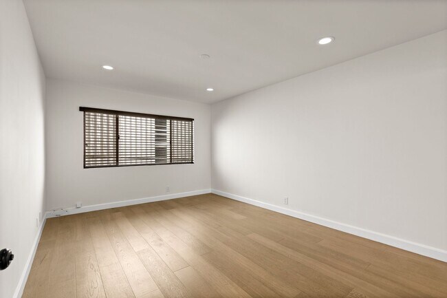 Building Photo - 148 S Oakhurst Dr