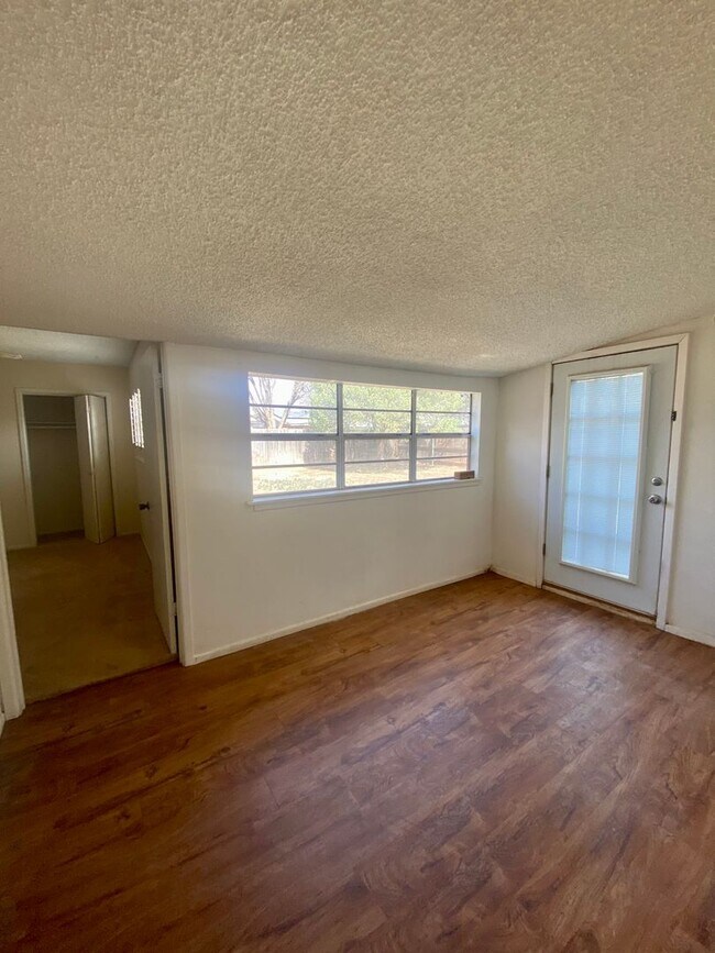 Building Photo - PRE-LEASING JULY.