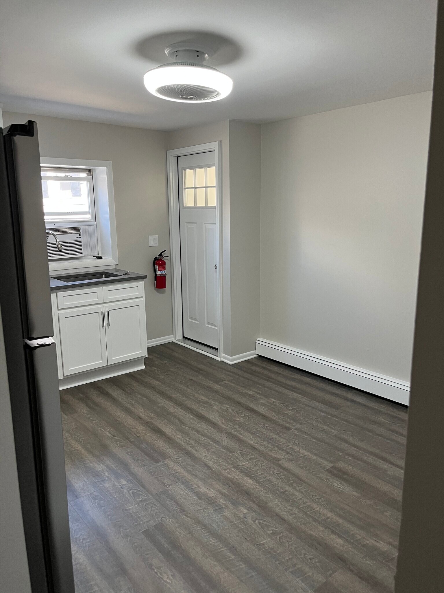 Building Photo - 386 Main St