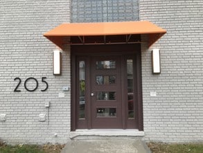 Building Photo - 205 Robinson St