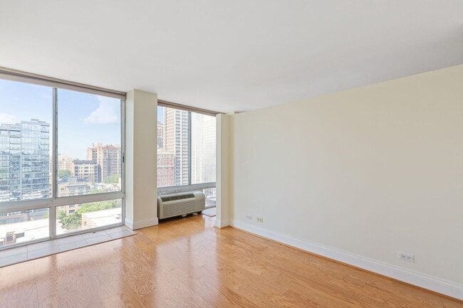 Building Photo - 450 W Briar Pl