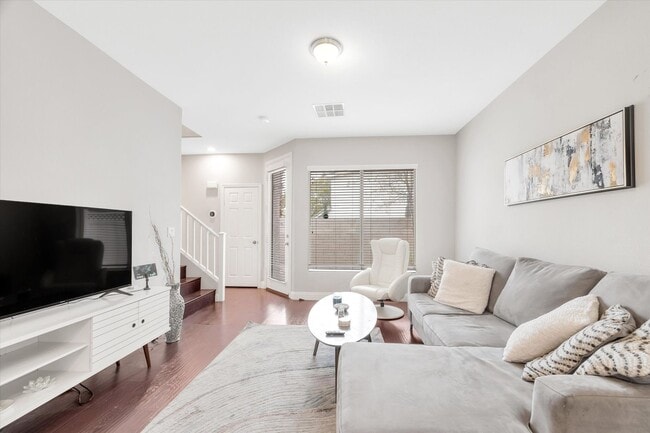 Building Photo - Great location 3 bedrooms 2 1/2 bath, community pool, St. Rose pkwy and Spencer
