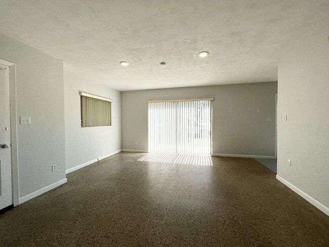 Building Photo - *Charming 2-Bedroom Bungalow with Fenced Backyard*