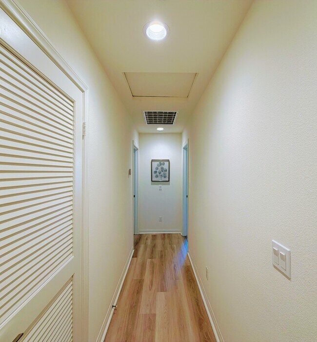 Building Photo - 251 Mission Villas Rd