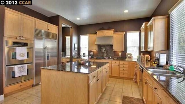 Building Photo - Gorgeous Contemporary Home with Many Luxur...