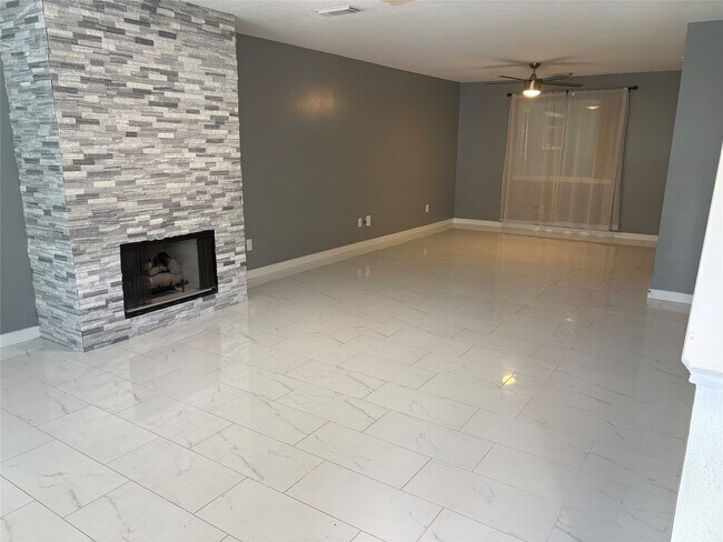 Building Photo - 18385 Ten Oaks Ct