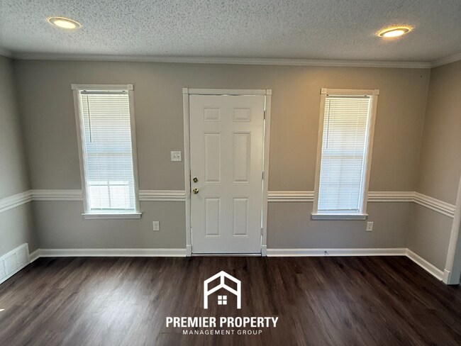 Building Photo - 4627 Chelwood Dr