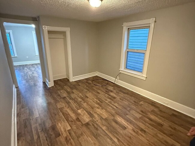 Building Photo - Practical and Move-In Ready