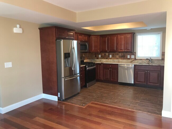 Building Photo - 35 Governor St